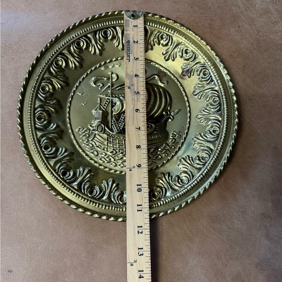 12” Brass Embossed Wall Hanging Plate Galleon Facing Ships Vintage Decor - Picture 4 of 6